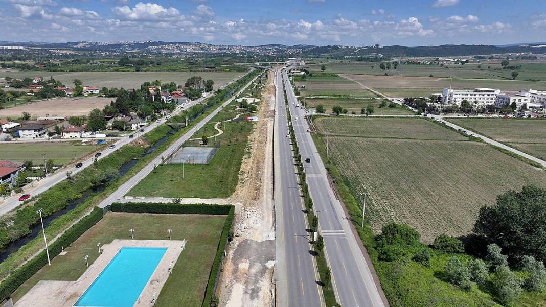 13 istasyonlu metrobüs hattında durak montajları başladı! Sakarya yollarının metrobüsle buluşmasına geri sayım 5